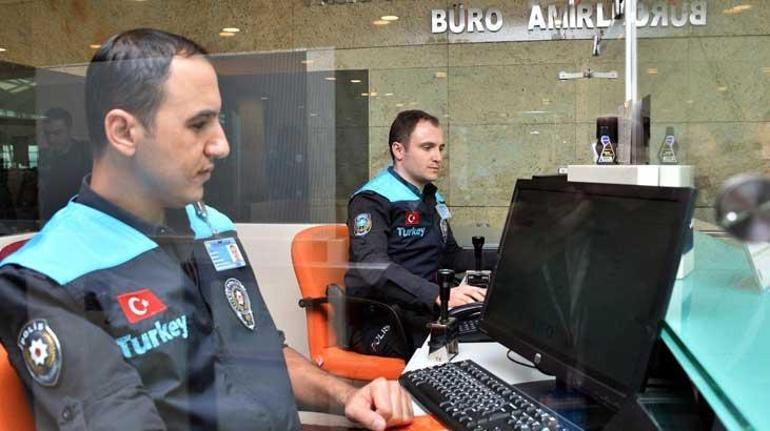 Memnuniyeti değerlendiren cihazlardan sonra pasaport polisinin kıyafeti de değişti