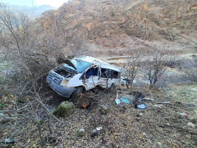Köy minibüsü şarampole yuvarlandı: 2 ölü, 10 öğrenci yaralı