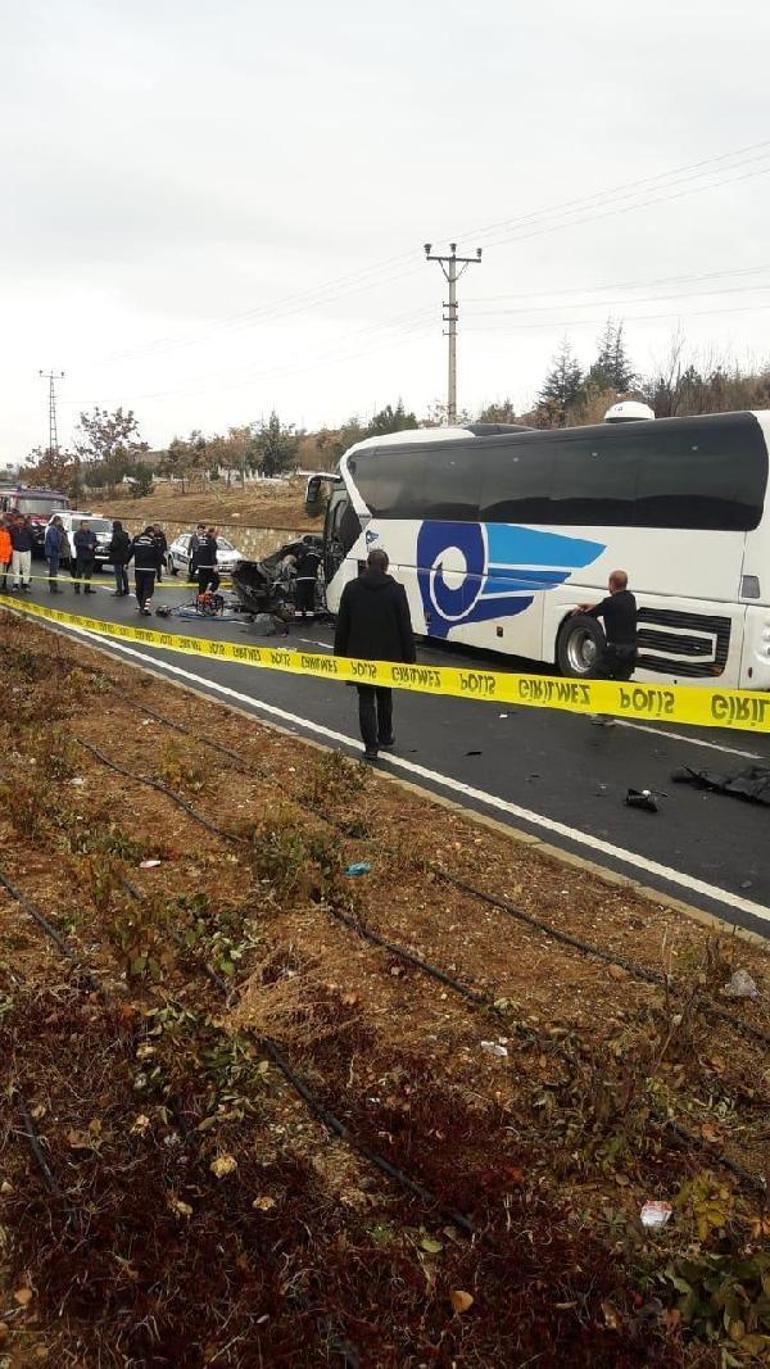 Yolcu otobüsü ile otomobil çarpıştı: 4 ölü, 1 yaralı