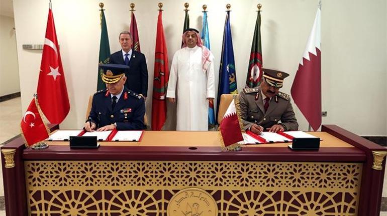 Bakan Akar ve Orgeneral Güler Katarda törene katıldı