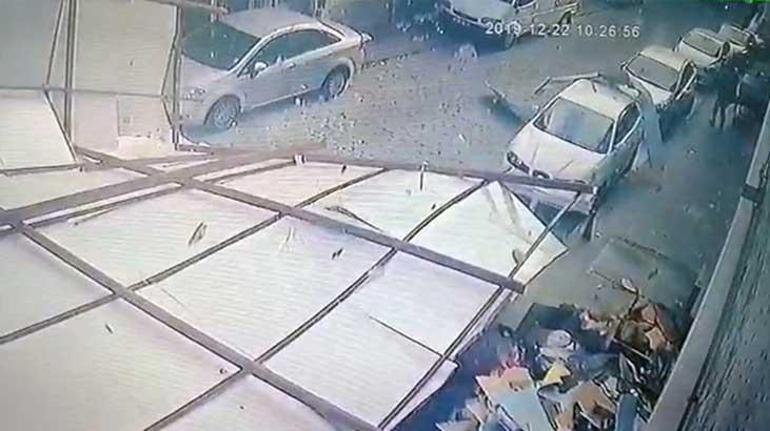 Şok görüntü İstanbulda lodos çatıyı uçurdu