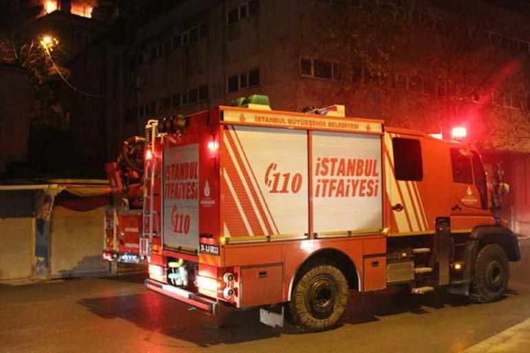 Kadıköyde 4 katlı bina alev alev yandı