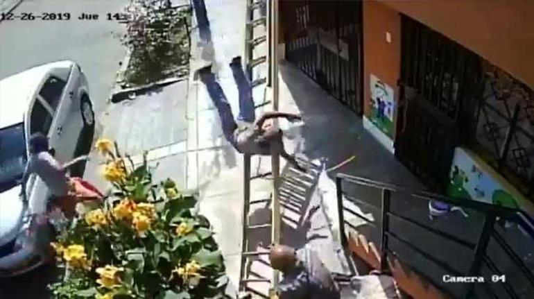 Yaşlı adam yoluna çıkan merdiveni sallayıp boyacıyı düşürdü