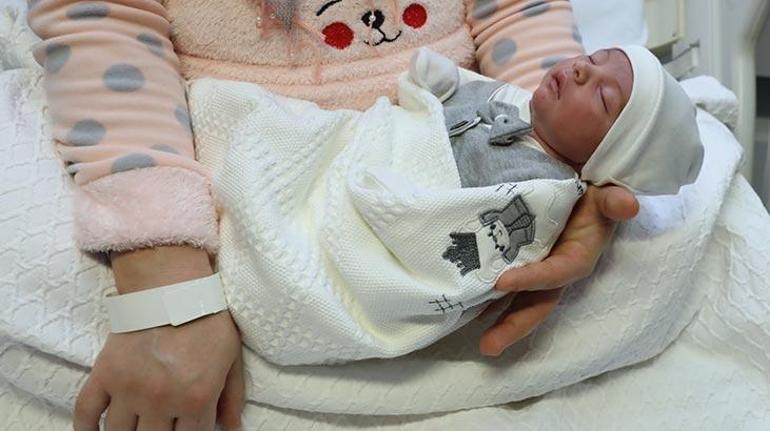 Bakan Koca 2020nin ilk bebeğini ziyaret etti