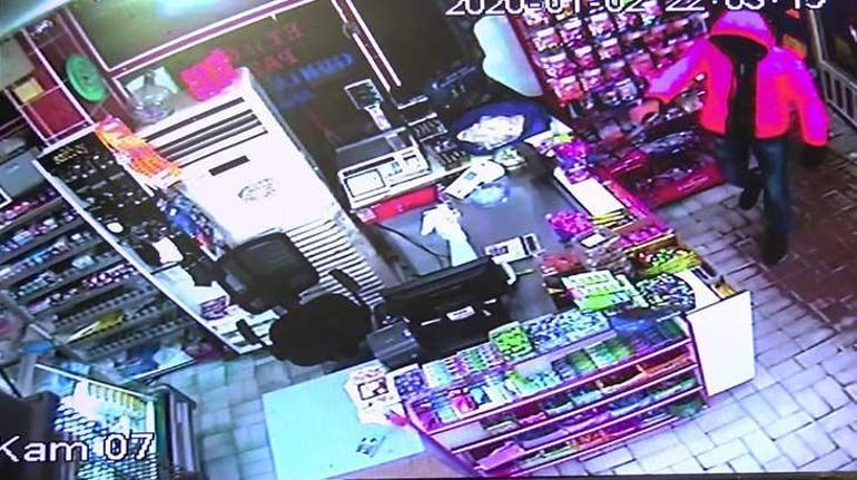 Sultangazide maskeli ve silahlı soyguncu dehşeti kamerada