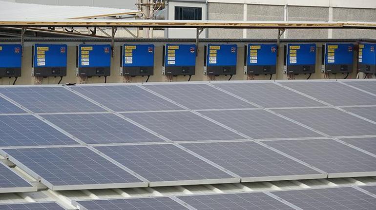 Fabrikanın çatısına kurduğu güneş enerjisiyle her ay 100 bin lira kazanıyor