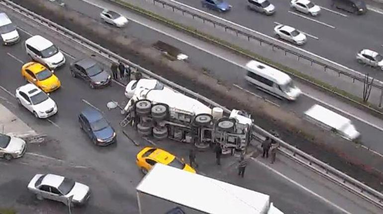 Son dakika... İstoçta beton mikseri devrildi