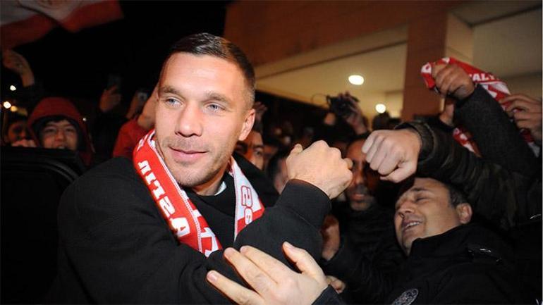 Son dakika transfer haberleri | Podolski resmen Antalyasporda