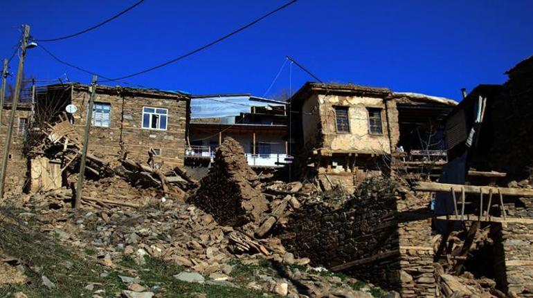 Elazığda 6,8 büyüklüğünde depremde o köydeki evlerin tamamı etkilendi
