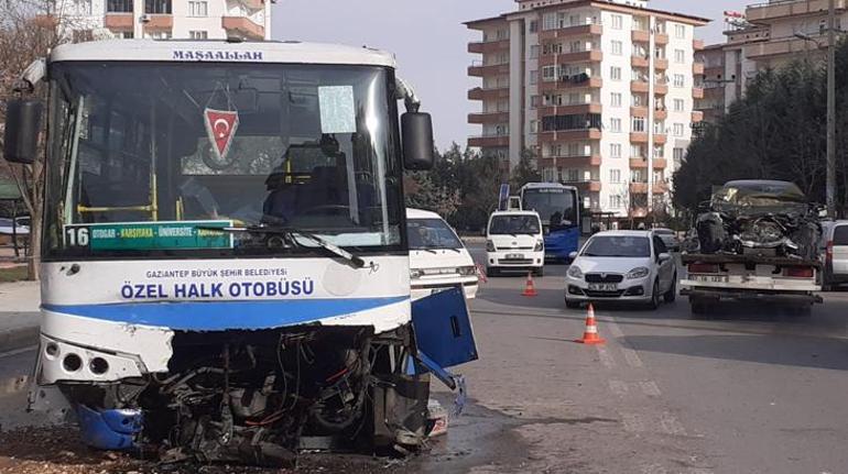 Lüks otomobil ile halk otobüsü çarpıştı: 1 ölü, 7 yaralı