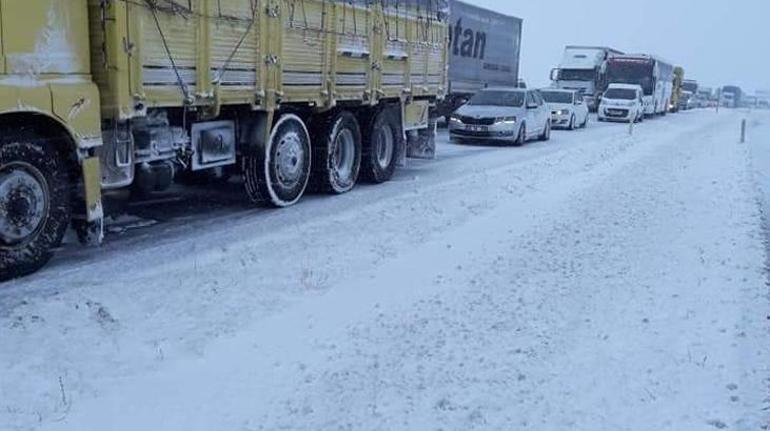 Kayseri-Ankara ve Kayseri-Niğde yolu kar yağışı nedeniyle trafiğe kapatıldı