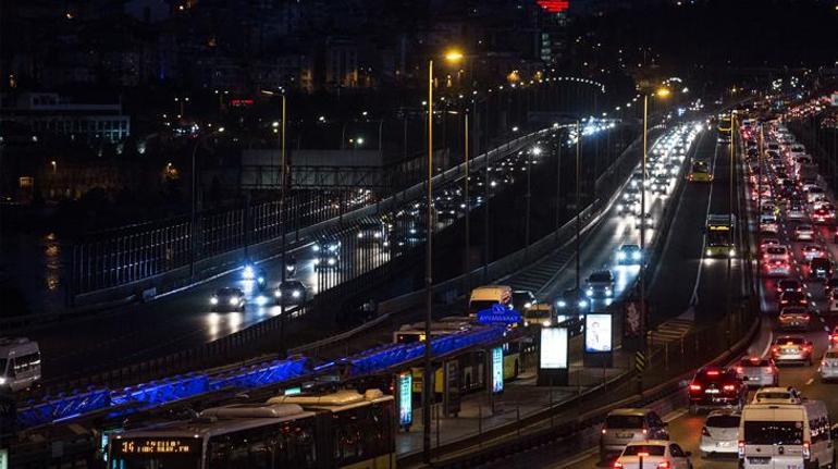 Son dakika Tatil bitti, İstanbulda trafik kilit