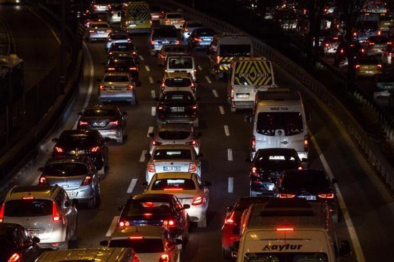 Son dakika Tatil bitti, İstanbulda trafik kilit