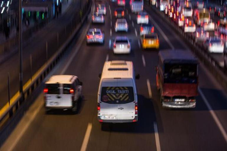 Son dakika Tatil bitti, İstanbulda trafik kilit