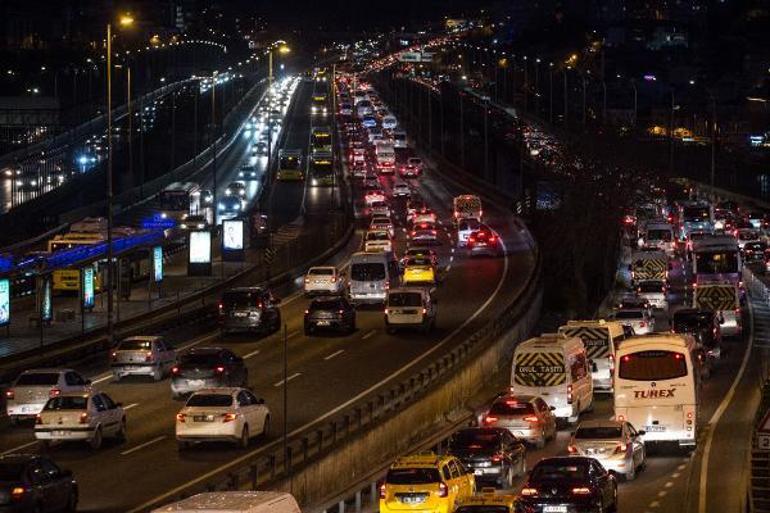 Son dakika Tatil bitti, İstanbulda trafik kilit