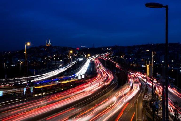 Son dakika Tatil bitti, İstanbulda trafik kilit