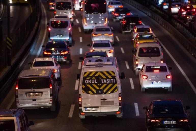 Son dakika Tatil bitti, İstanbulda trafik kilit