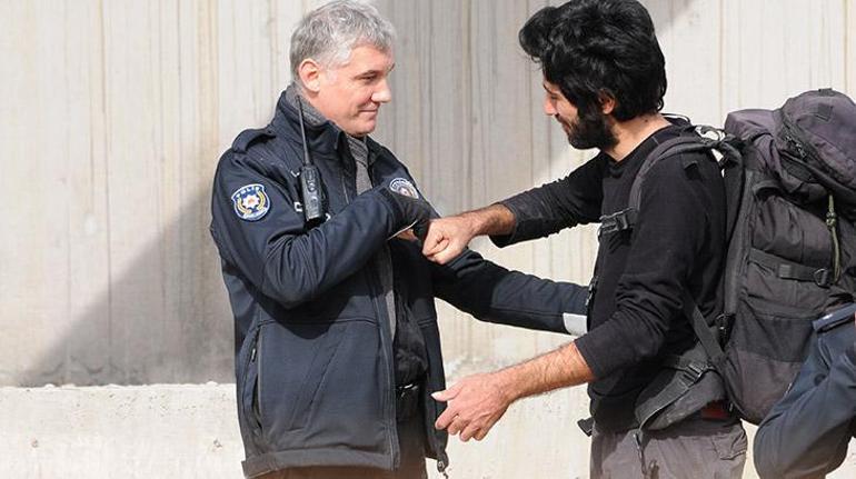 İntihardan vazgeçti, polisle yumruk selamı yaptı