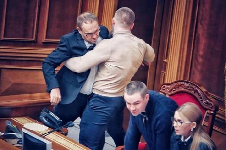 Ukrayna Parlamentosunda arbede