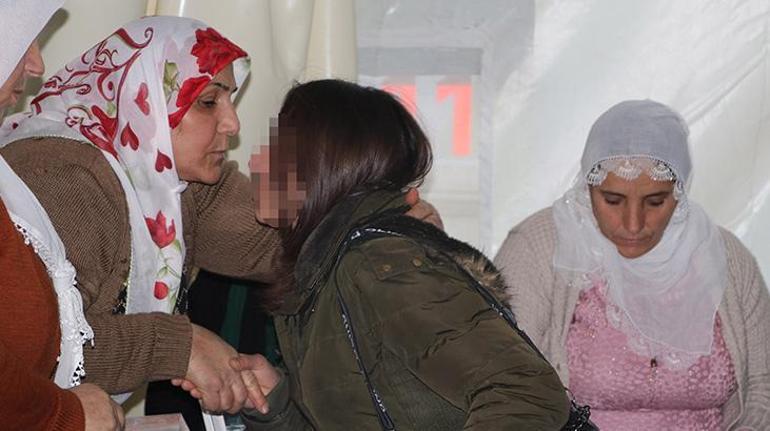 Teslim olan PKKlı, HDP önündeki ailelere yaşadıklarını anlattı