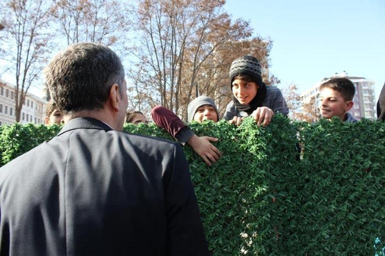 Bakan Selçuk onları görünce hemen koşarak yanlarına gitti