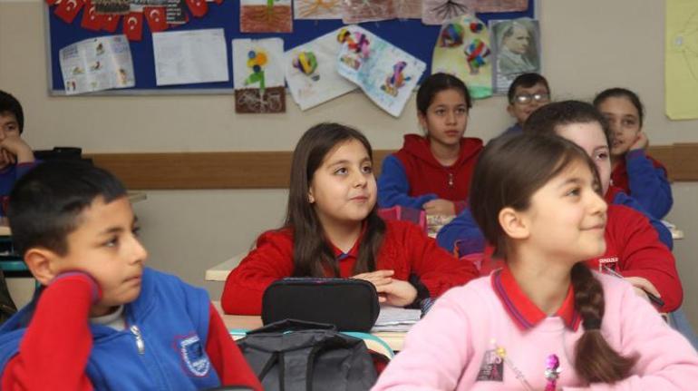 TBMM Başkanı Şentop, mektupla akıllı tahta isteyen öğrencinin yüzünü güldürdü