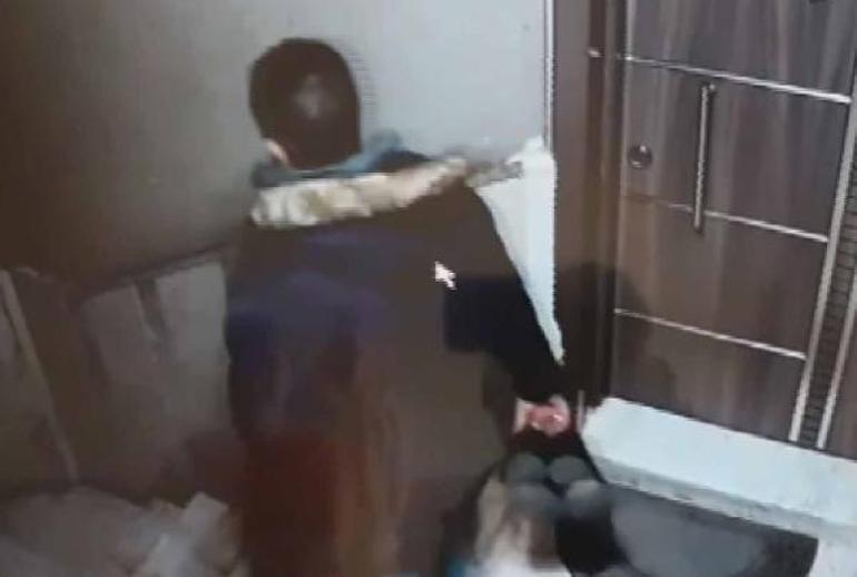 11 apartmandan 25 çift ayakkabıyı numaralarını kontrol edip, çaldı