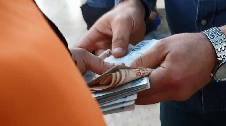 Paraları sokağa saçtı, yaka paça gözaltına alındı