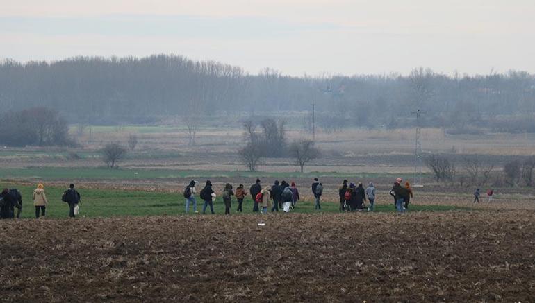 Son dakika: Yüzlerce kişi tarlalardan geçerek, sınıra ulaşmaya çalışıyor