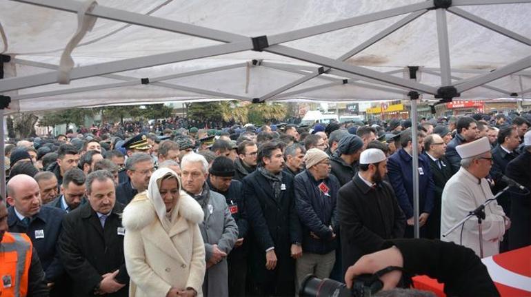 Şehit cenazesinde tepki çeken görüntü İYİ Parti Milletvekili Aylin Cesur cemaatin önüne geçti
