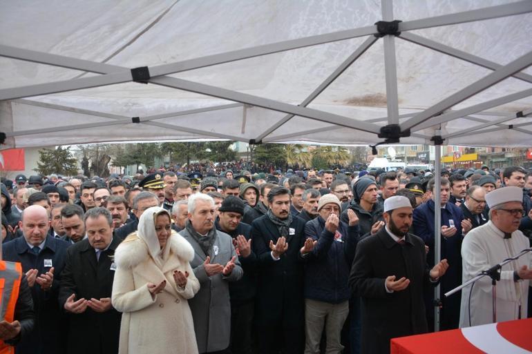 Şehit cenazesinde tepki çeken görüntü İYİ Parti Milletvekili Aylin Cesur cemaatin önüne geçti