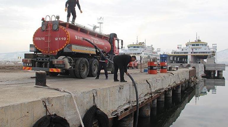 Tanker tanker taşıyıp sokakları yıkıyorlar