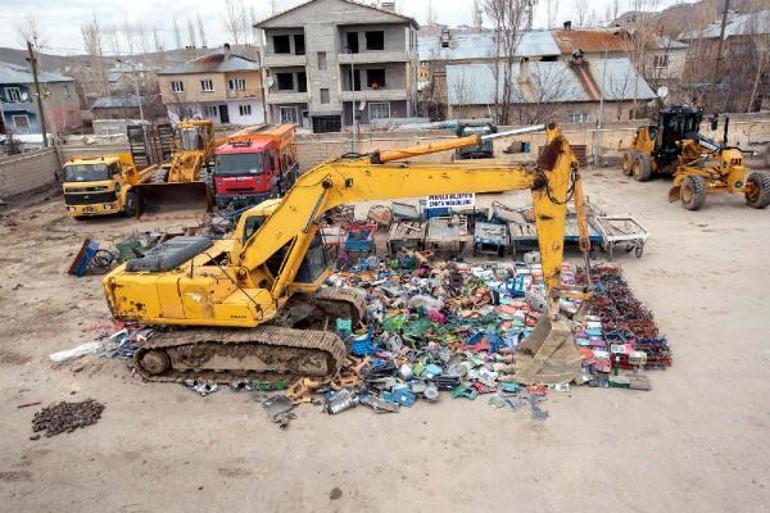 Tek tek toplanıp iş makinesiyle imha edildi