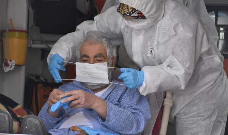 Solunum sıkıntısı olan yaşlı çift, corona virüs şüphesiyle hastanede gözlem altında