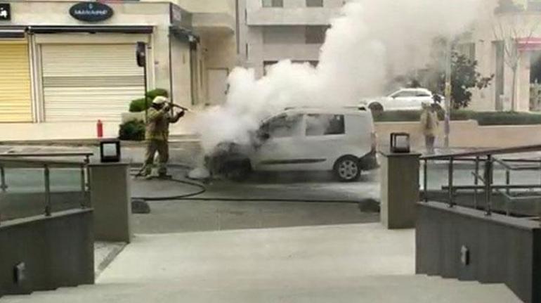 Kadıköy’de otomobil alev alev yandı Sürücü kendini dışarı attı