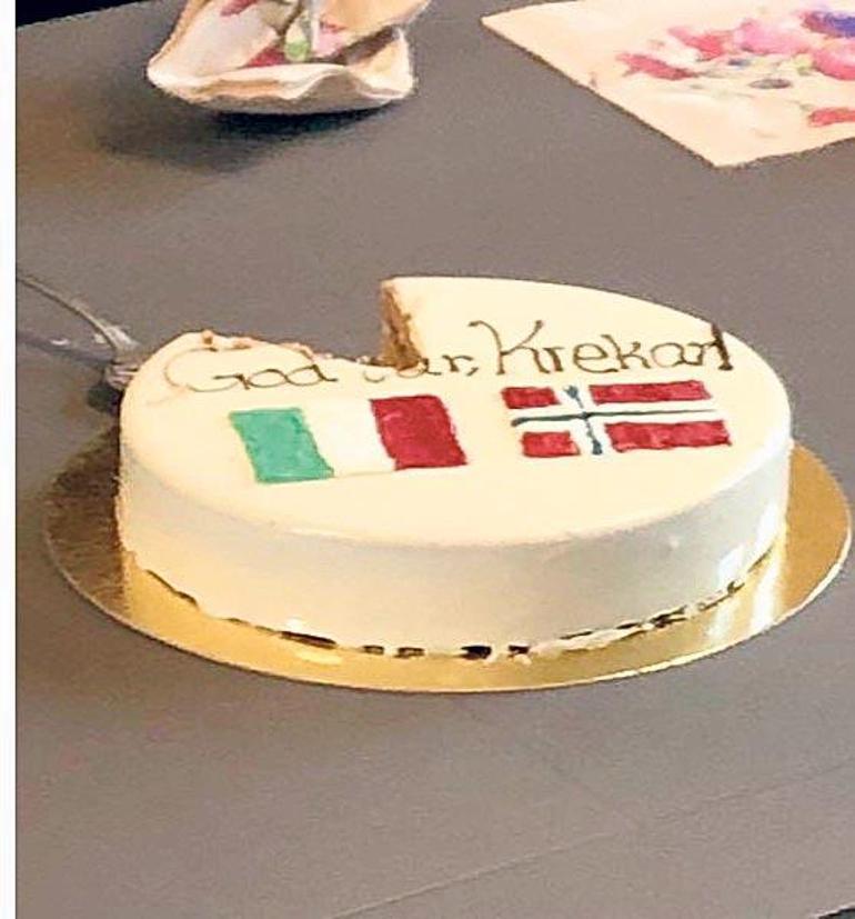 Apar topar gönderildi aşırı sağcılar pasta kesti