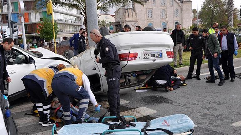 Sivil polis aracı ile otomobil çarpıştı: 2si polis 3 yaralı