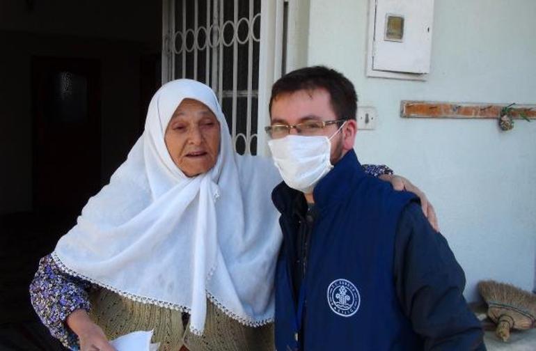 83 yaşındaki kadın, maaşını getiren görevliyi alnından öptü