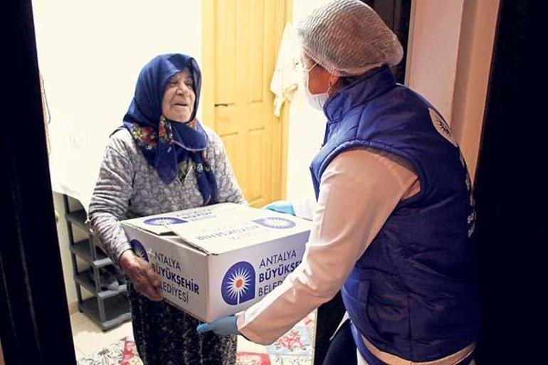 Antalya Büyükşehir Belediye Başkanı Muhittin Böcek: Dezenfektan ordusu virüse karşı savaşıyor