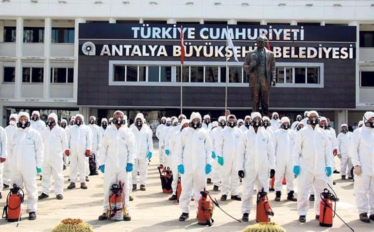 Antalya Büyükşehir Belediye Başkanı Muhittin Böcek: Dezenfektan ordusu virüse karşı savaşıyor