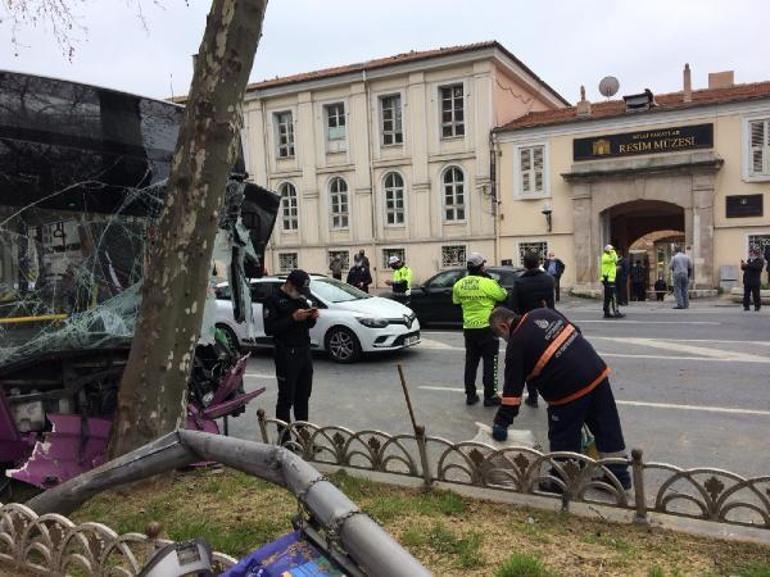 Son dakika Beşiktaşta İETT otobüsü zincirleme kaza sonrası ağaca çarptı