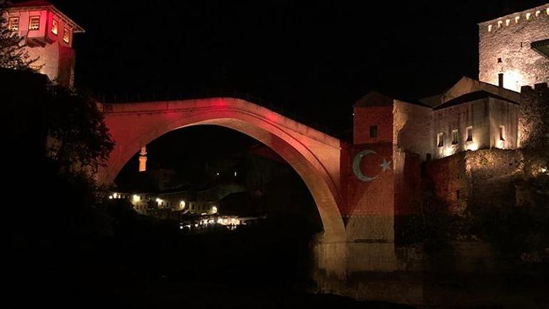 Mostar Köprüsü Türk bayrağı renklerine büründü