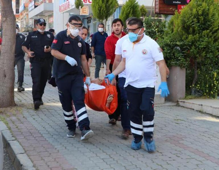Komşusunu 3 yerinden bıçaklayıp hiçbir şey olmamış gibi evinde oturmaya devam etti