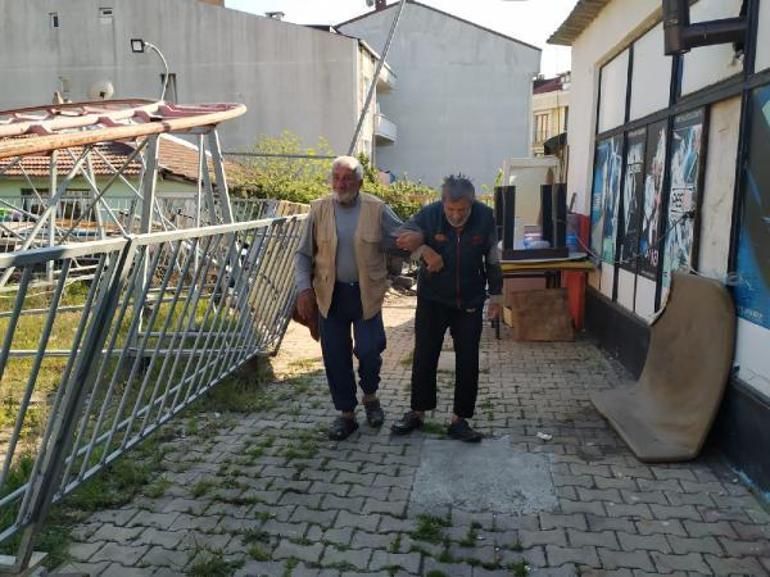 Arnavutköyde 80 yaşındaki baba, barakada  60 yaşındaki hasta oğluna bakıyor