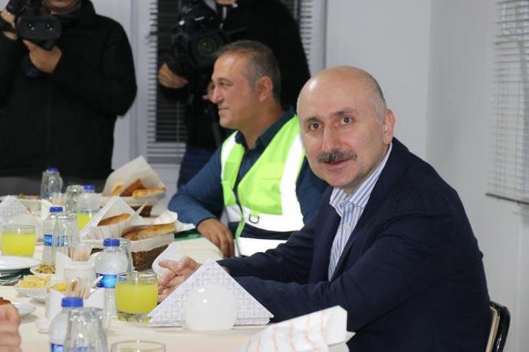 Ulaştırma ve Altyapı Bakanı Karaismailoğlu, işçilerle iftar yaptı