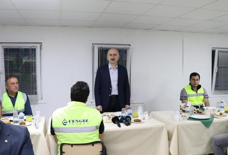 Ulaştırma ve Altyapı Bakanı Karaismailoğlu, işçilerle iftar yaptı