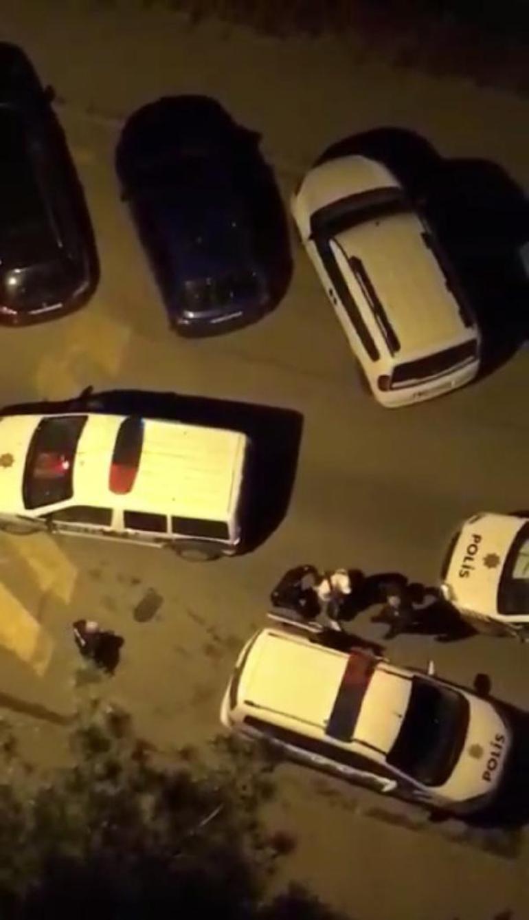 Kadıköyde parkta oturanlarla polis arasındaki tartışma kamerada