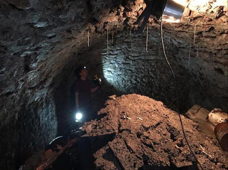 Karantinada canı sıkılan adam evinin altında 120 yıllık tünel keşfetti