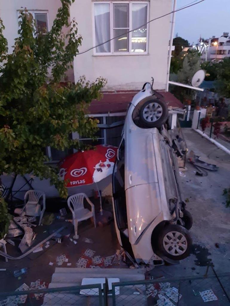 Çok feci kaza Otomobil bahçeye düştü: 2 kişi hayatını kaybetti