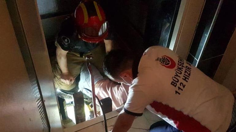 Esenyurtta kolu asansör ve duvar arasına sıkışan çocuk duvar kırılarak kurtarıldı